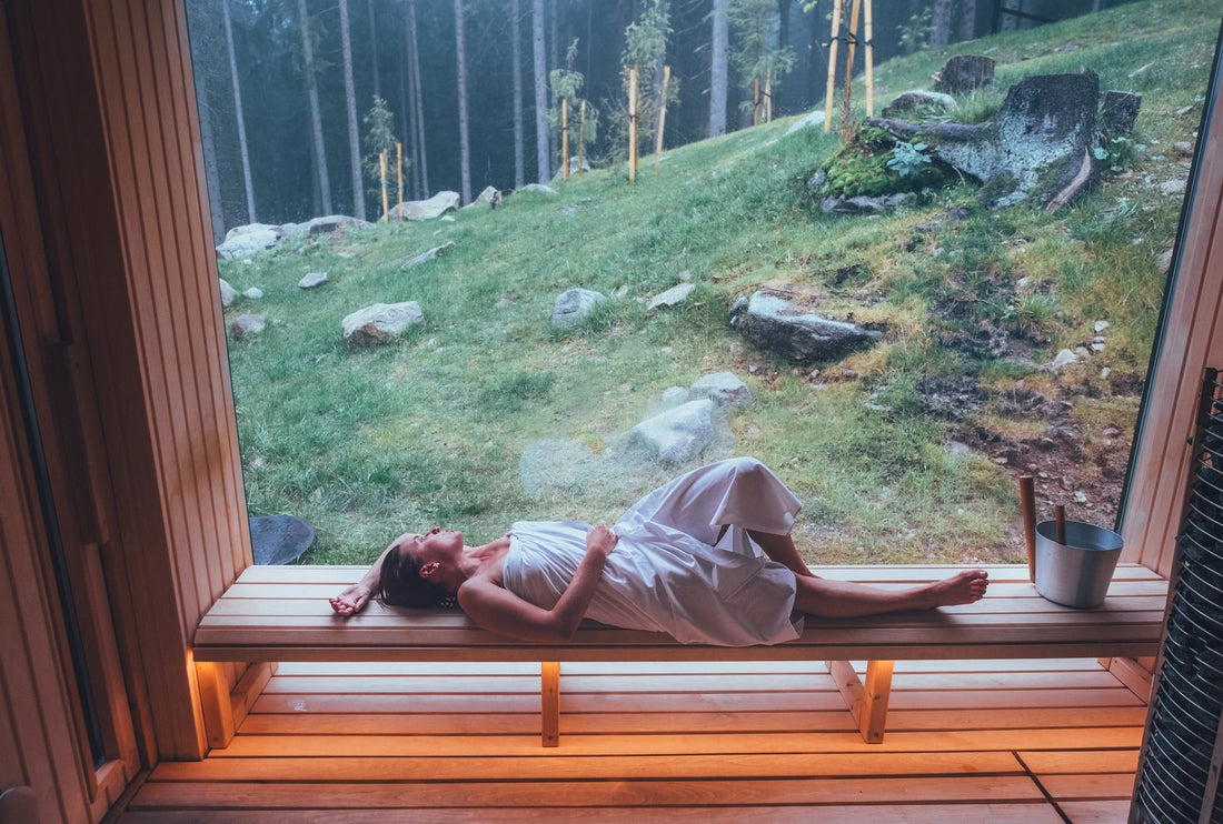 Femme allongée sur un banc de sauna.