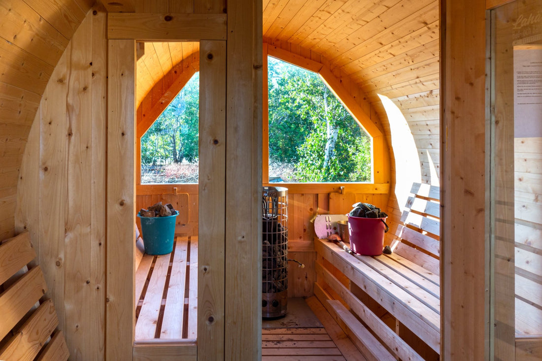 Salle de sauna avec fenêtre et banc en bois.