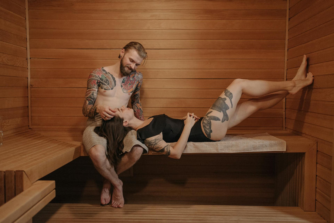 Un homme et une femme dans un sauna.