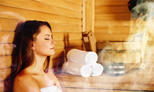 Femme se relaxant dans un sauna.