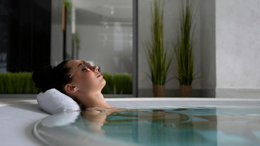 Une femme se détend dans un jacuzzi.