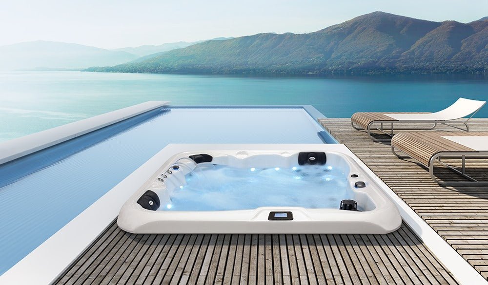 Baignoire d'hydromassage sur la terrasse surplombant le lac.