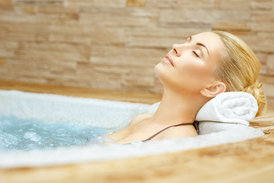 Une femme se détend dans un jacuzzi.