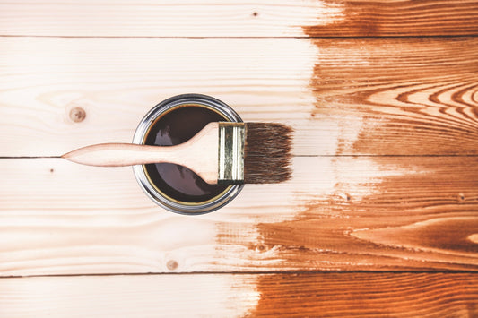 Introduire un pinceau dans une boîte de peinture brune.