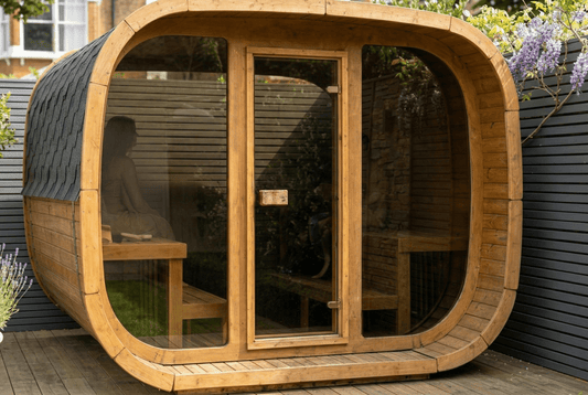 Sauna exterior Cube 300 da Saunamo instalada num jardim, com frente envidraçada