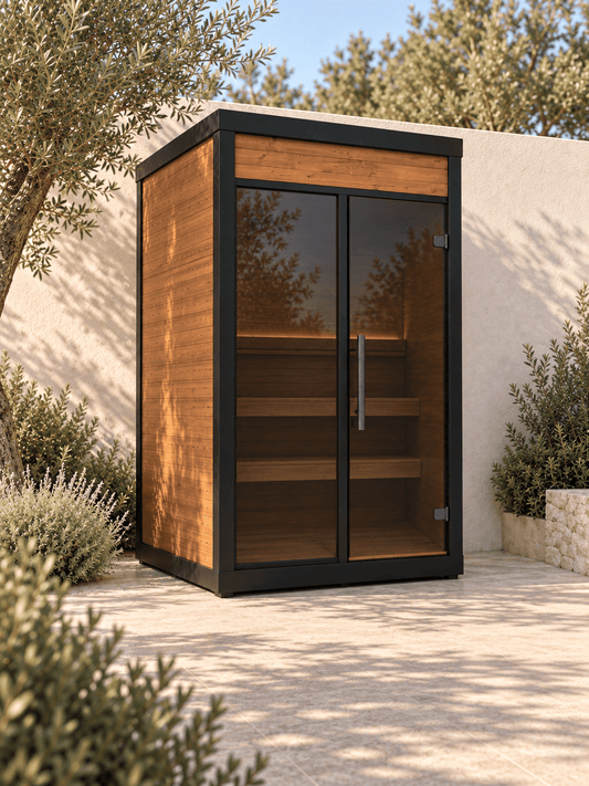 Sauna extérieur Usko XS avec façade vitrée et bardage en bois sur une image de catalogue.