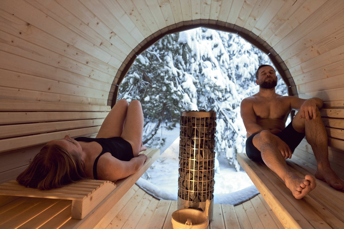 Homme et femme se relaxant dans un sauna extérieur.