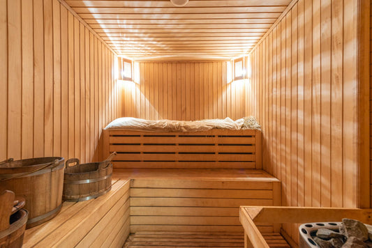 Sauna en bois avec banc et seau.