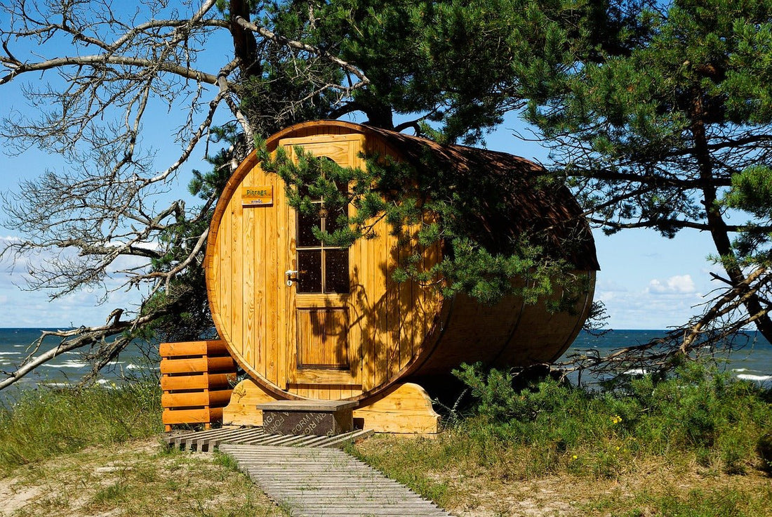 Sauna en forme de tonneau en bois.