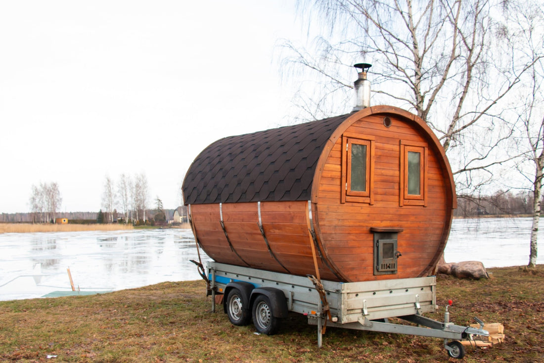 Sauna en tonneau dans une caravane en plein air.