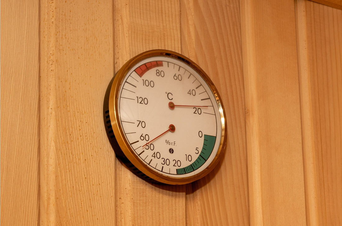 Thermomètre circulaire accroché à un mur en bois.