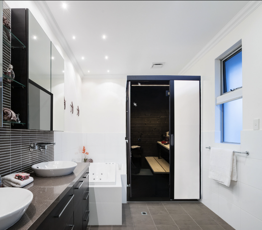 Sauna SmartFold dans une salle de bain moderne avec lavabo et baignoire.