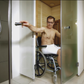 Un homme en fauteuil roulant utilisant le sauna SmartFold.