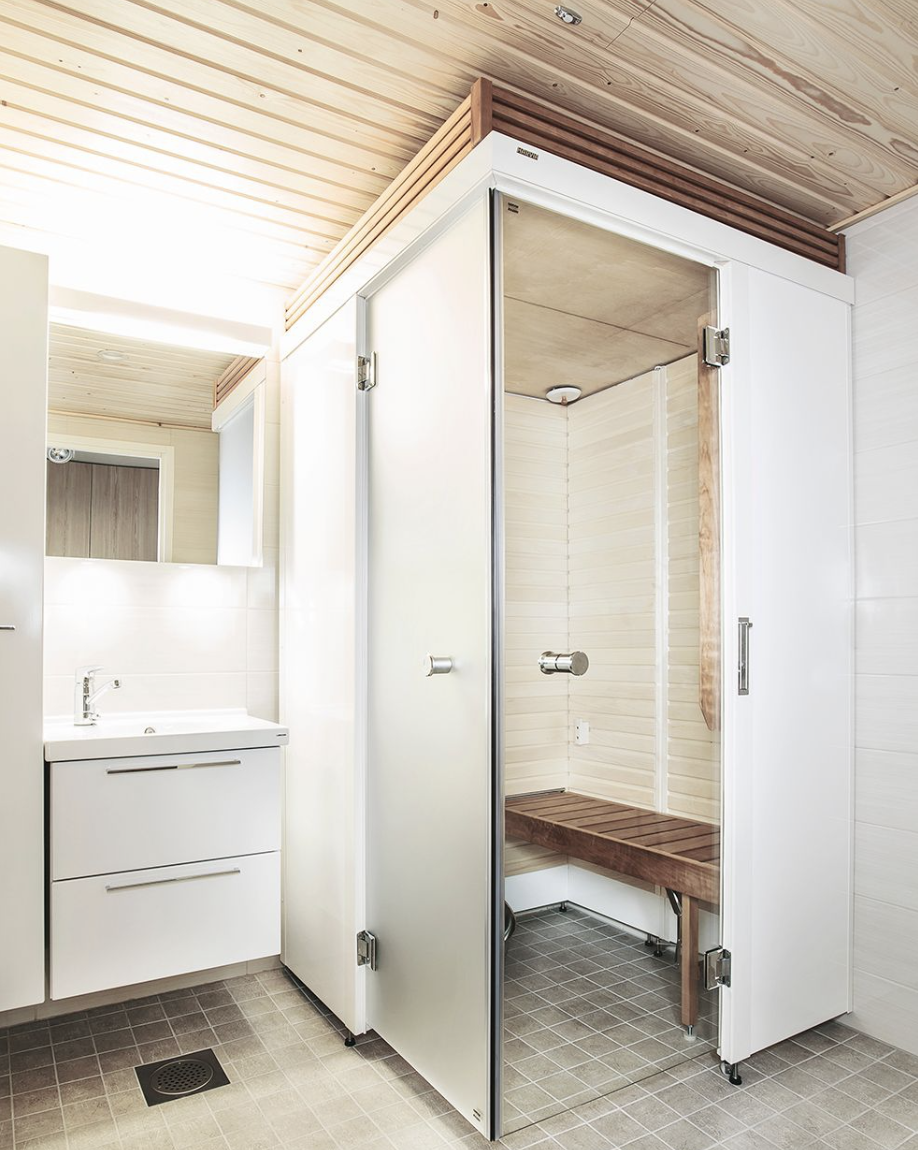 Le sauna Smart Fold dans la salle de bains moderne.