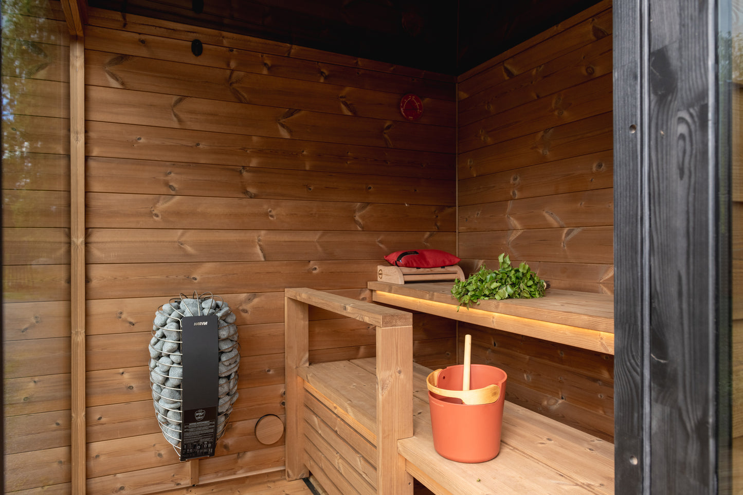 Le sauna extérieur Nordic Dawn est situé dans un cadre chaleureux en bois.