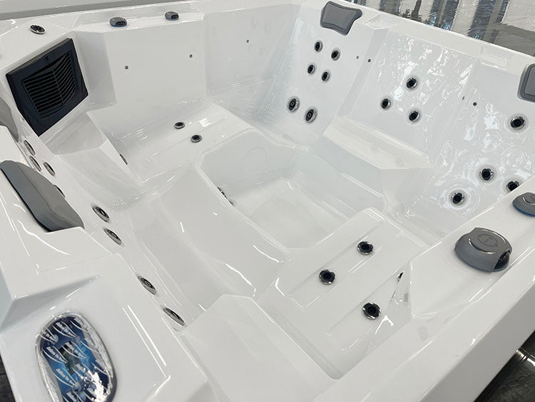 Jacuzzi d'extérieur Hydra 215 avec poignées noires.