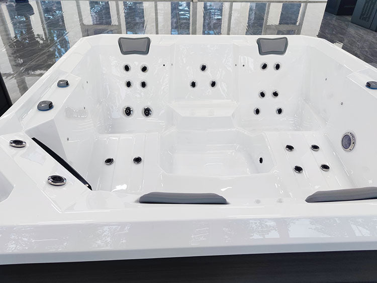 Jacuzzi extérieur Hydra 215 au design élégant et fonctionnel.