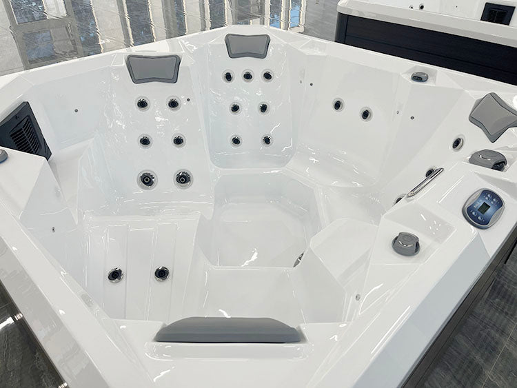 Jacuzzi Hydra 200 avec accents noirs.