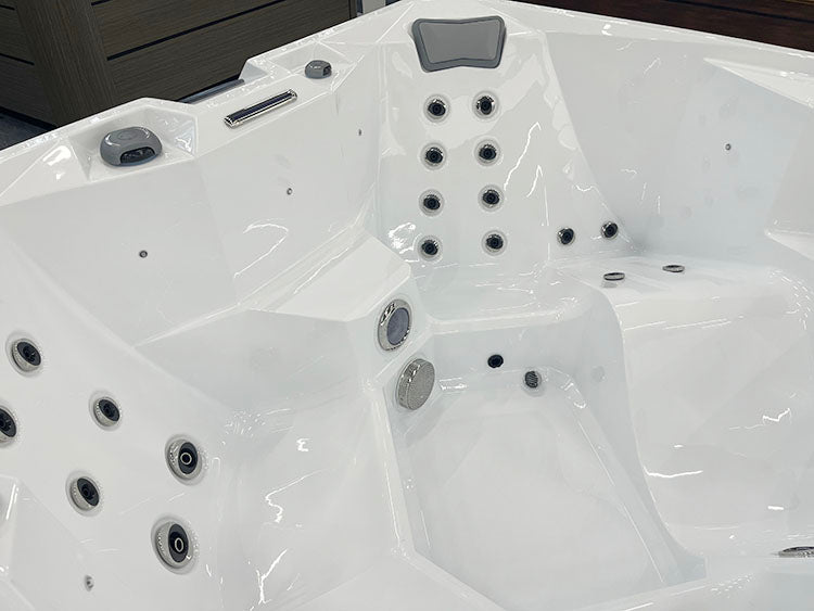 Jacuzzi Hydra 200, baignoire balnéo compacte.