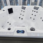 Jacuzzi Hydra 200 avec écran et boutons noirs visibles.