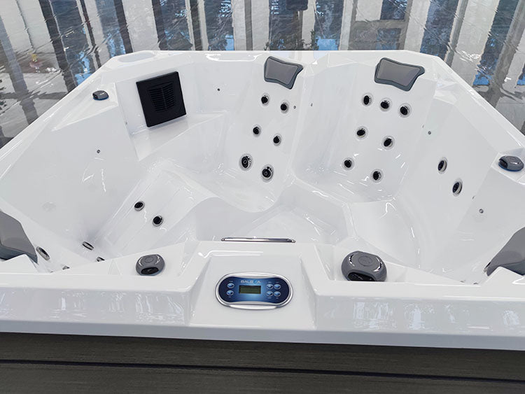 Jacuzzi Hydra 200 avec écran et boutons noirs visibles.