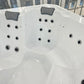 Jacuzzi Hydra 200 compact avec boutons noirs.