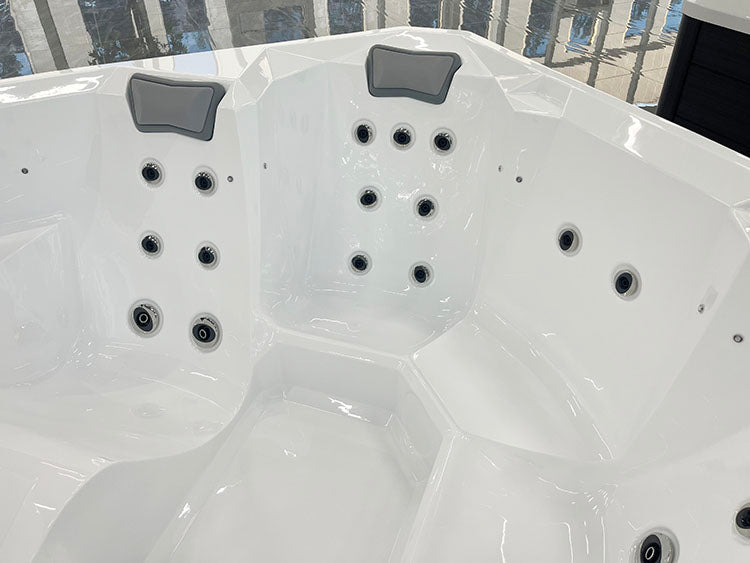 Jacuzzi Hydra 200 compact avec boutons noirs.