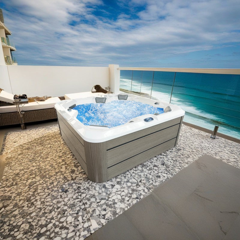 Hydra 200 Jacuzzi sur une terrasse avec vue sur la mer.