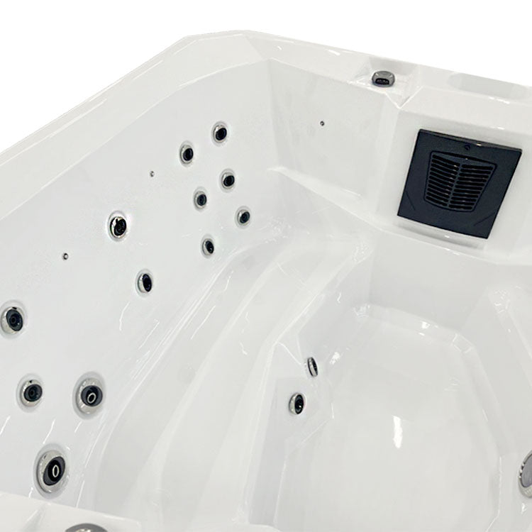 Jacuzzi Hydra 170 avec détails noirs et argentés.