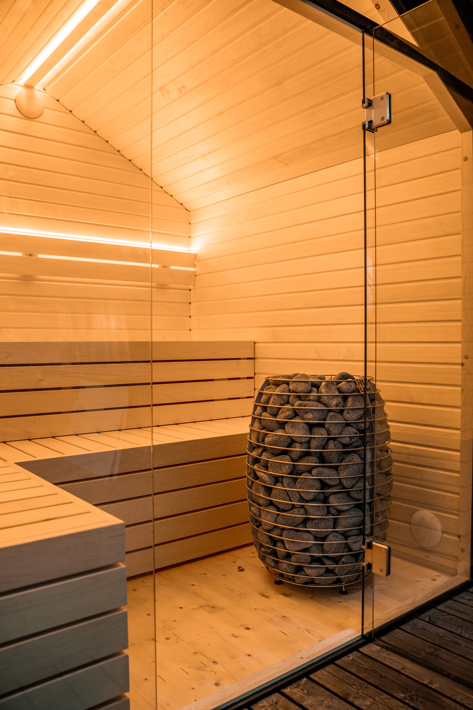 Saunamo Lumi : porte en verre dans un sauna extérieur isolé