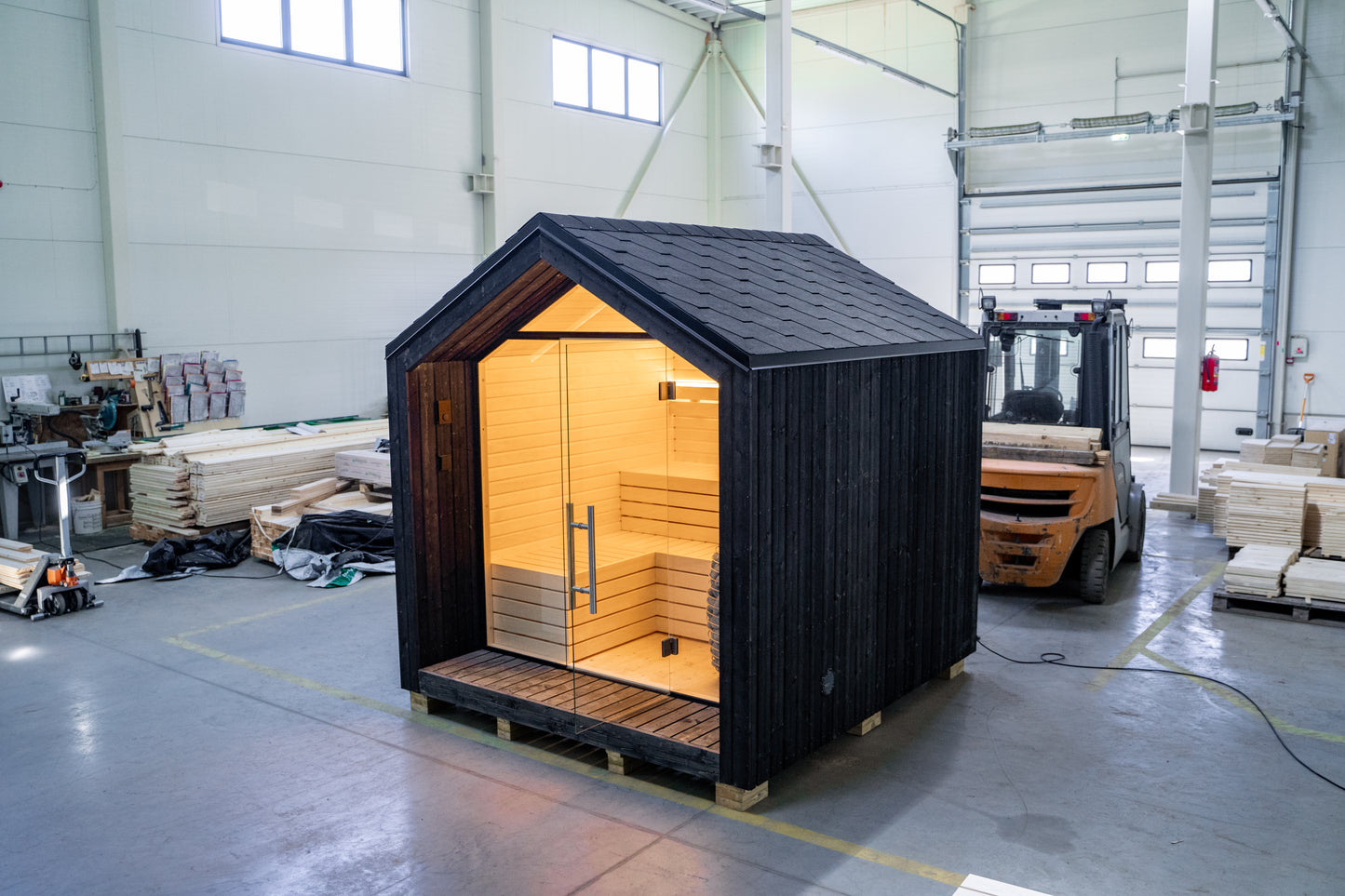 Sauna extérieur isolé LUMI avec paroi en verre.