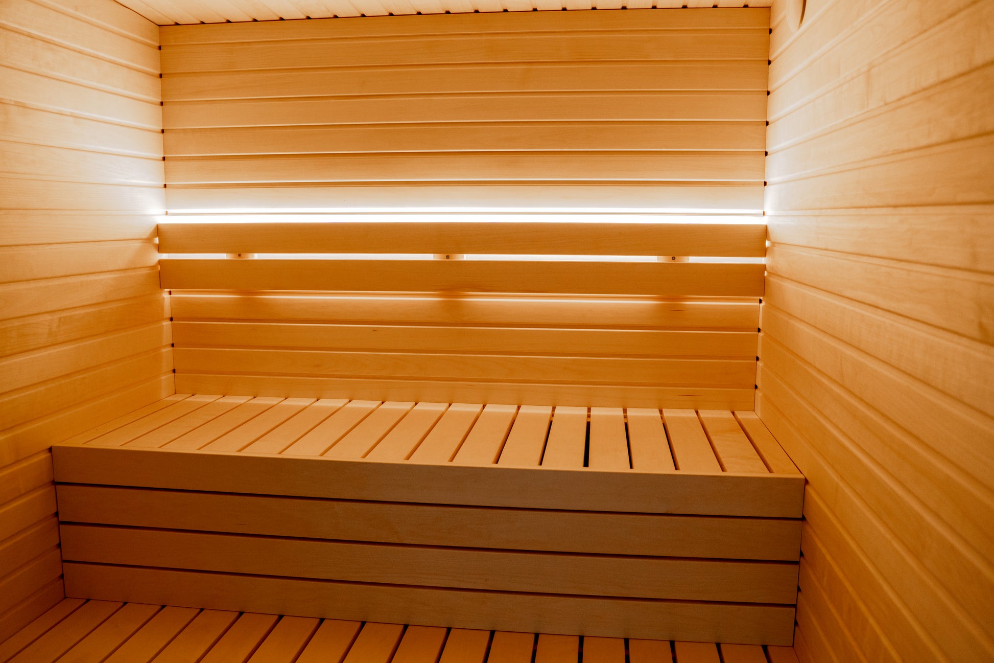 Saunamo Banc en bois dans le sauna extérieur Lumi.