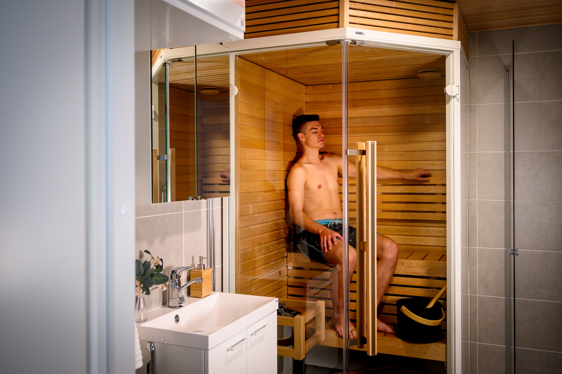 Homme assis dans le sauna Sirius Corner