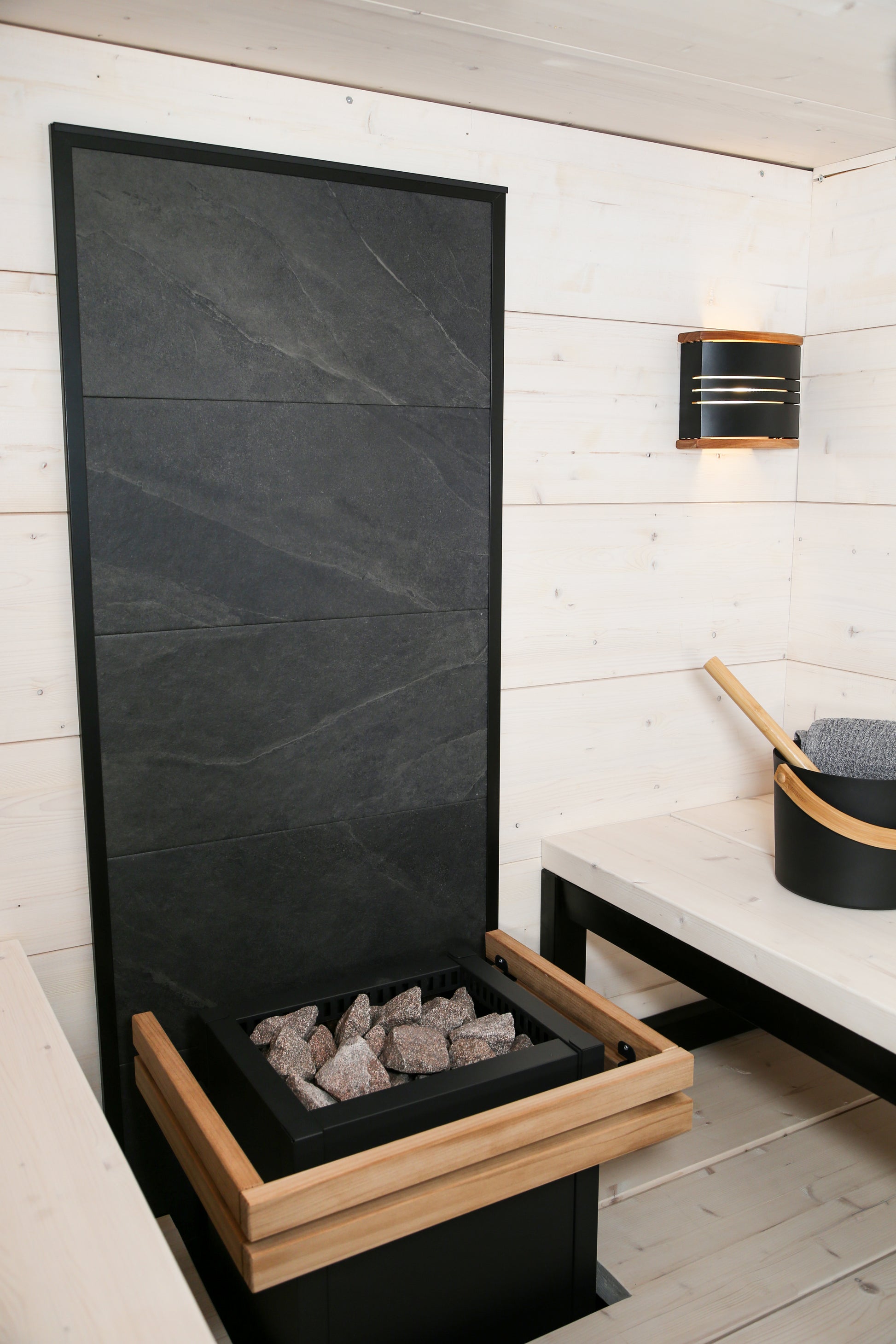 Sauna Solide avec finition moderne et accessoires inclus.