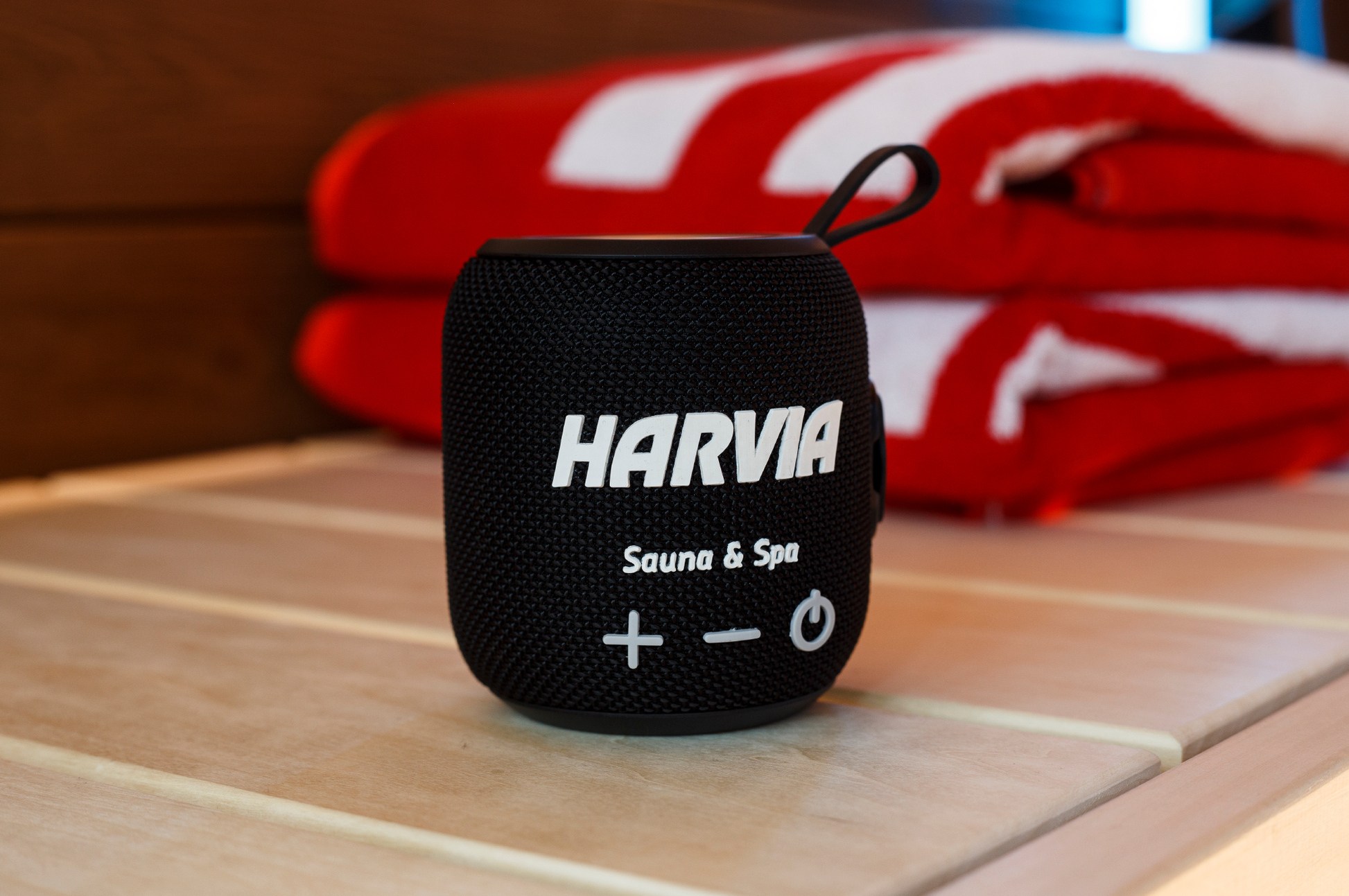 Colonne de sauna Harvia Bluetooth sur une table.