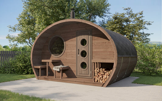 Saunamo Sauna extérieur Hobbit 300 avec un design rustique et des fenêtres rondes.