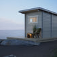 Saunamo Sauna extérieur Nordica sur la plage avec chaise et plantes.