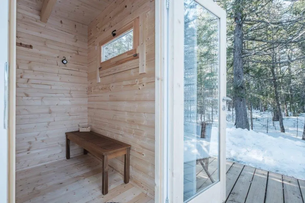 Saunamo Sauna extérieur Nordica avec porte en verre et finition en bois.