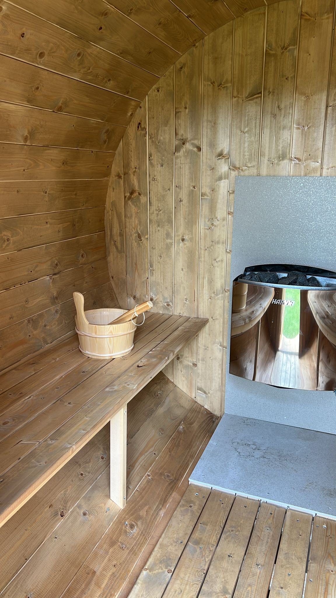 Sauna extérieur 230 dans un environnement en bois.