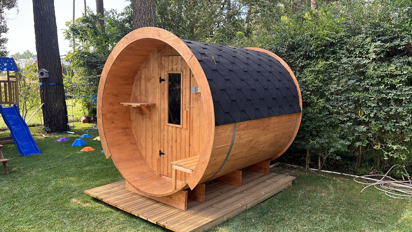 Sauna extérieur en forme de tonneau 230 dans le parc.