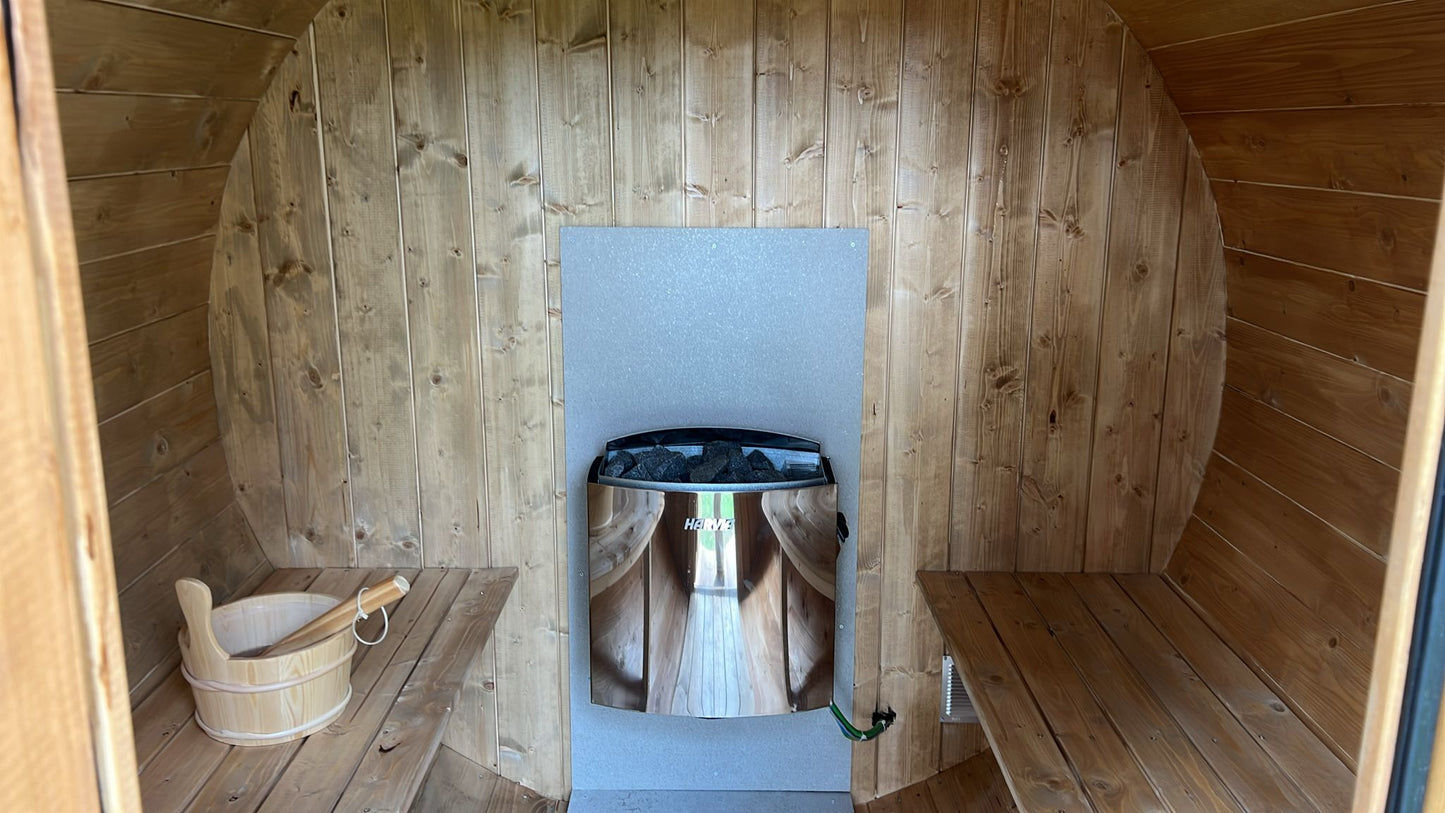 Sauna extérieur 230 avec seau visible et poêle.