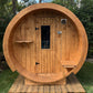 Sauna extérieur 230 en forme de tonneau avec porte et fenêtre.