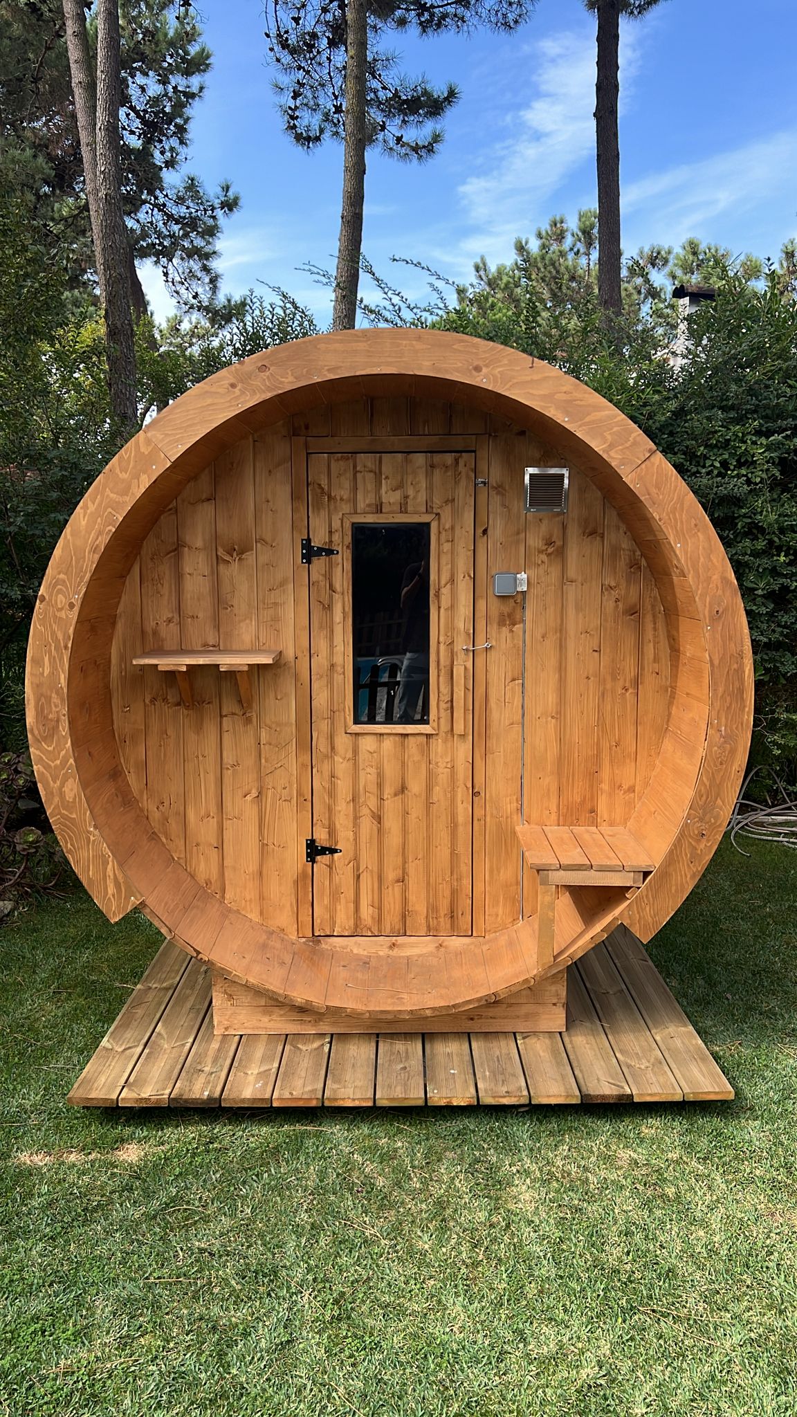 Sauna extérieur 230 en forme de tonneau avec porte et fenêtre.