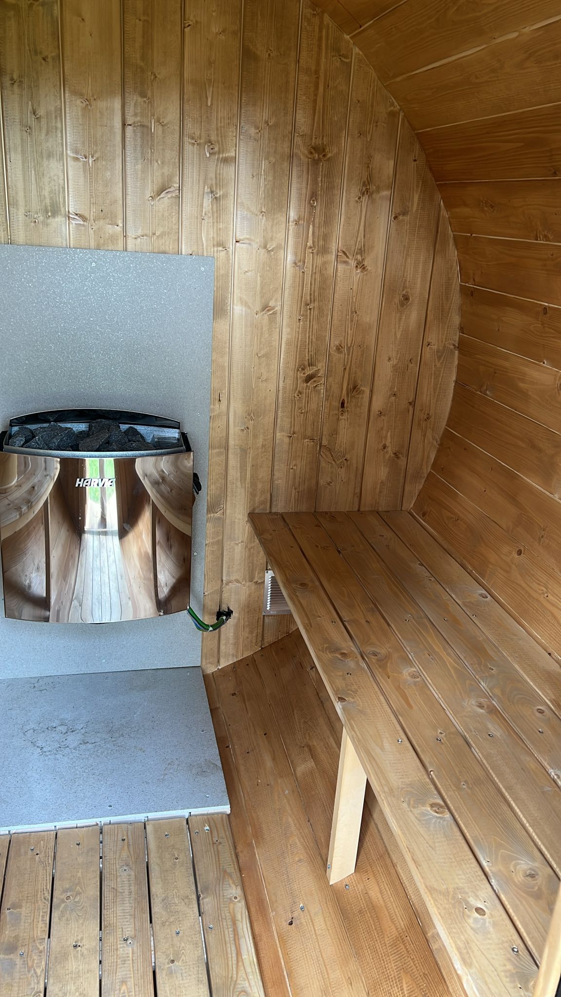 Sauna extérieur 230 avec banc et miroir.