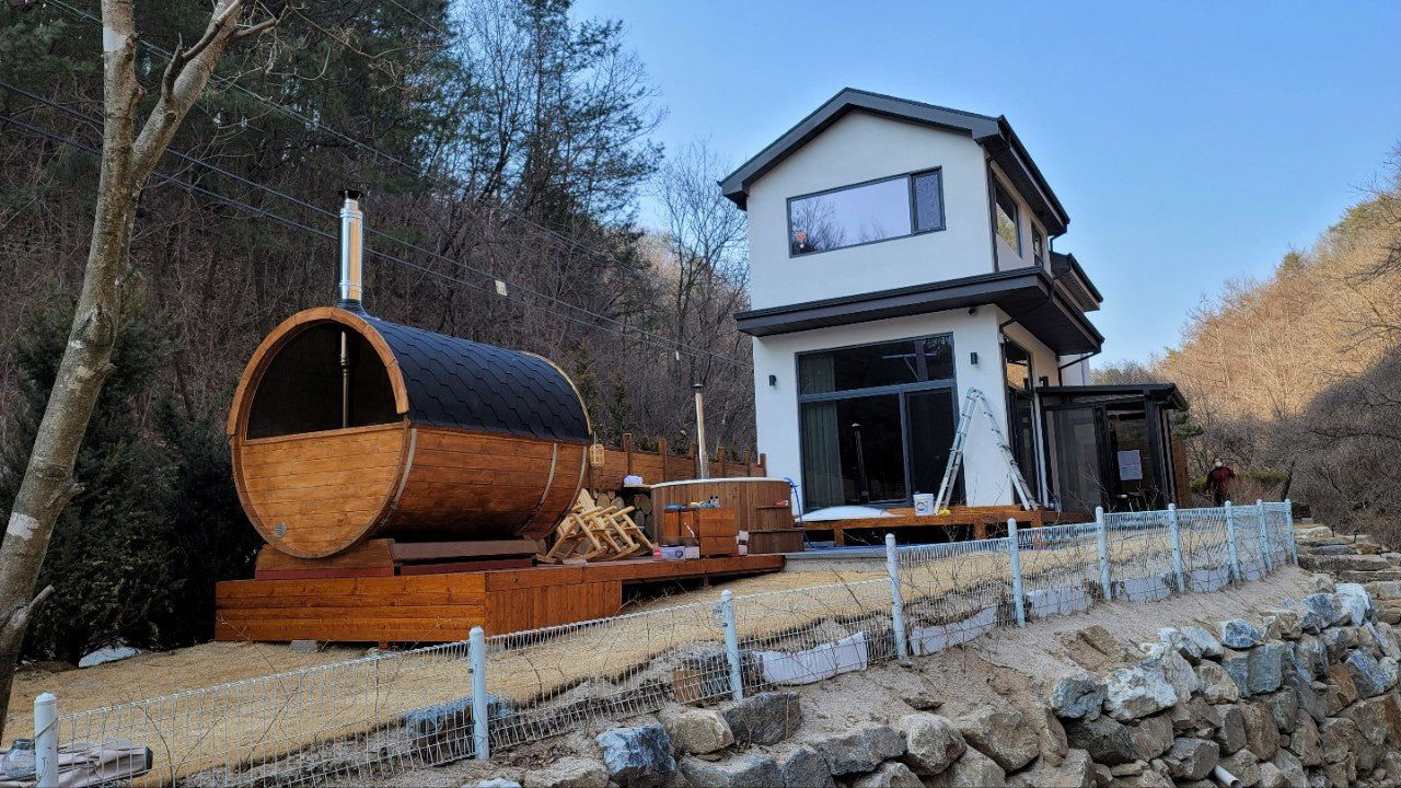 Saunamo Sauna extérieur Barrel 250 avec terrasse et bancs.