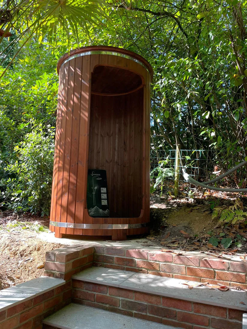 Douche de tonneau dans un cadre naturel.