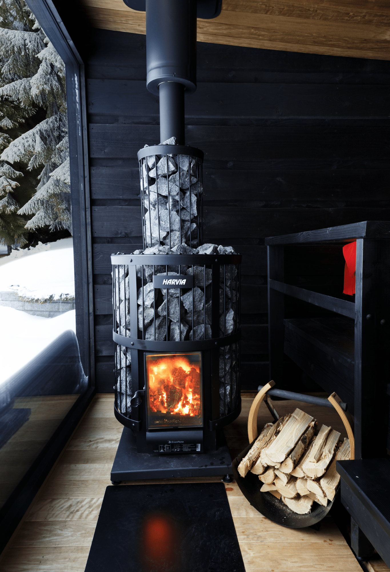 Aquecedor a lenha - Harvia Legend 240 com fogo aceso.