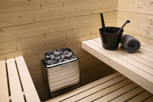 Aquecedor Elétrico Harvia KIP em sauna com baldes.