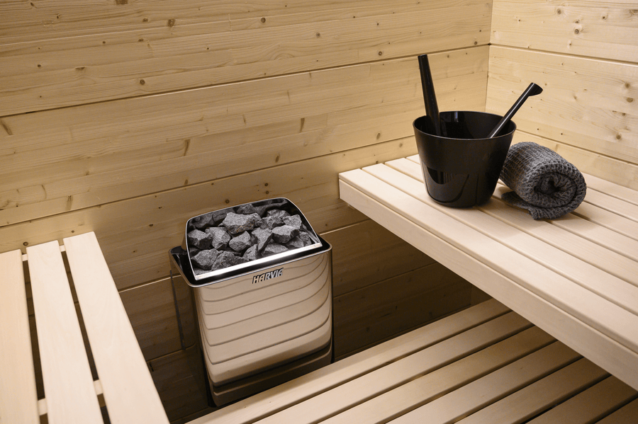 Aquecedor Elétrico Harvia KIP em sauna com baldes.