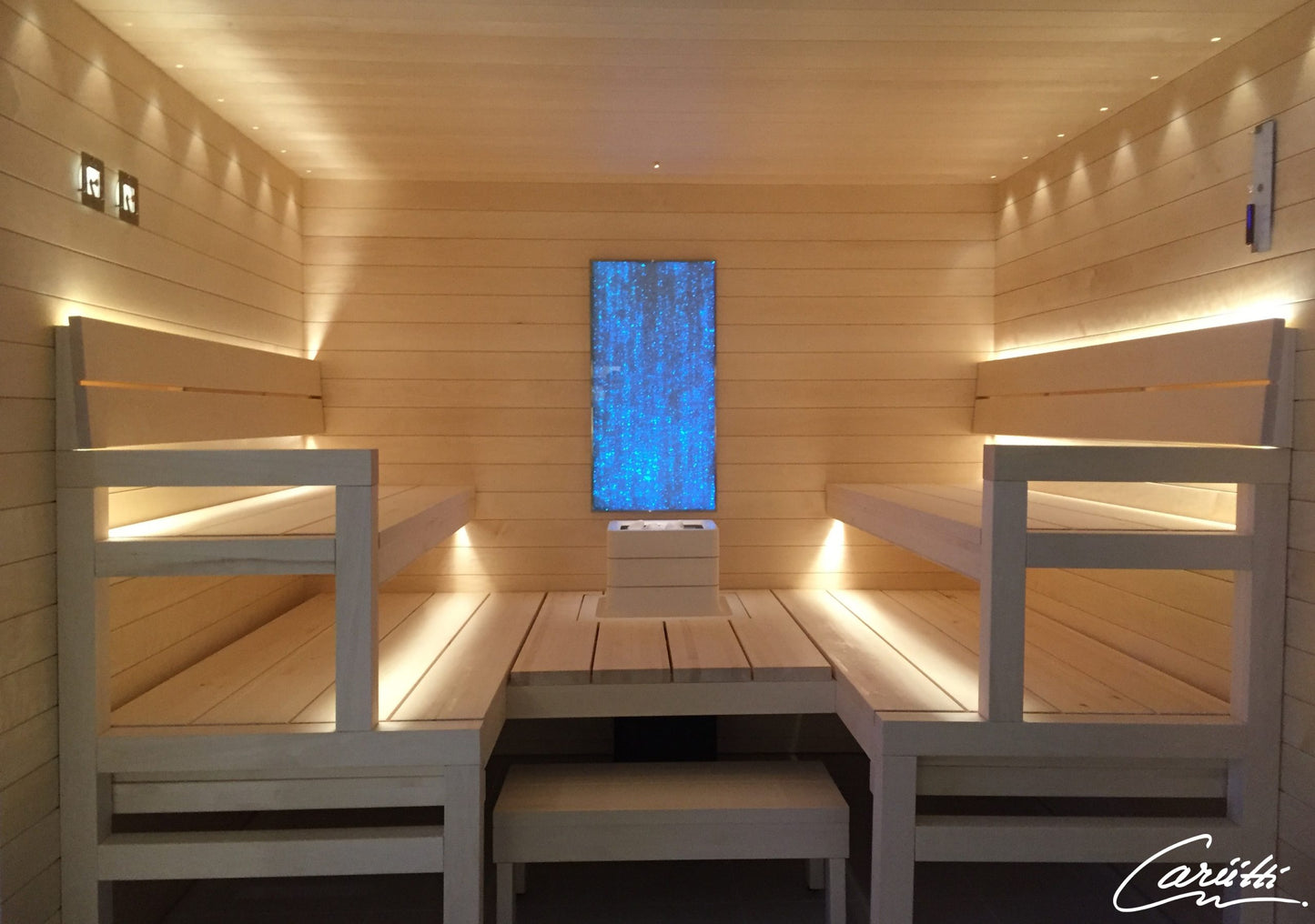 Cariitti Linear LED 2m installé dans un sauna avec des bancs en bois.